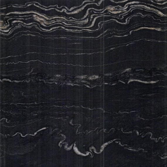 Surfaces en marbre veiné noir et or à l'intérieur